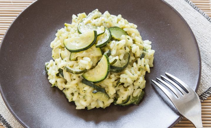 Riso basmati con zucchine e pesto