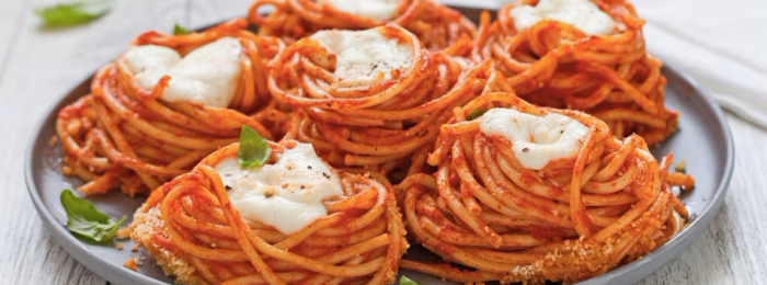 Nidi di spaghetti al forno con sugo di pomodoro