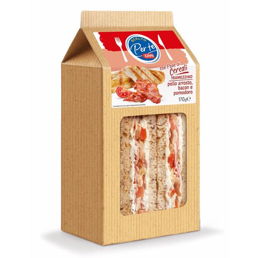 Tramezzino con pane ai cereali, pollo arrosto, bacon e pomodoro