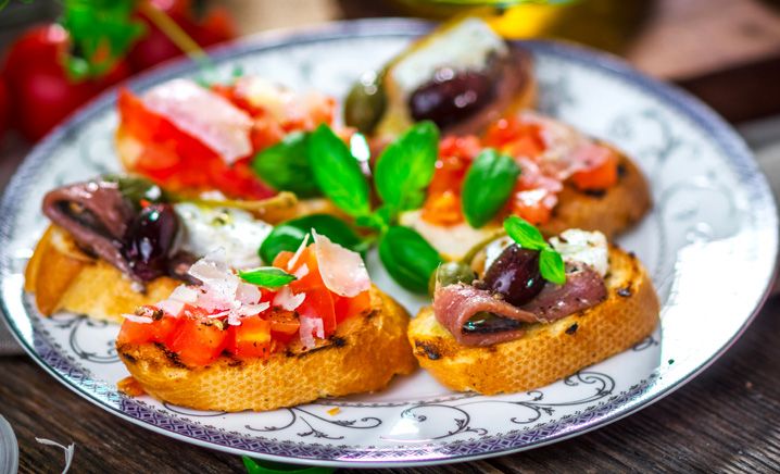 Bruschetta con acciughe, pomodori secchi e uova