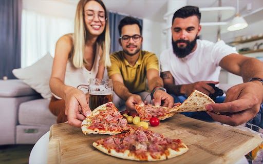 La Pizza in Frigo: Il salvagente delle serate impreviste tra amici