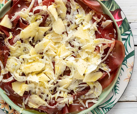 Bresaola con scaglie di grana, ﬁnocchi e mela verde