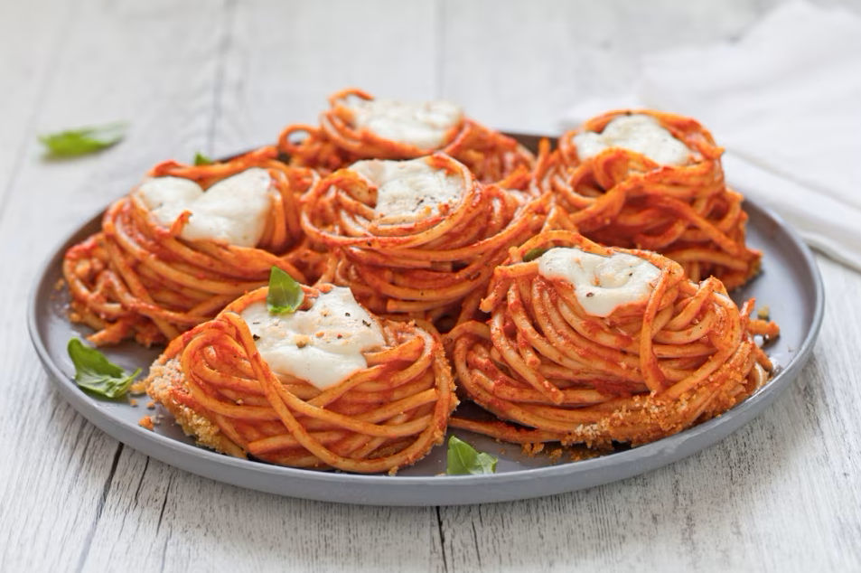 Nidi di spaghetti al forno con sugo di pomodoro