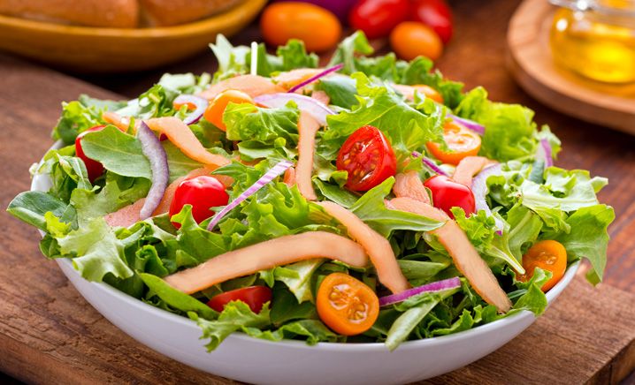 Insalatina con erbe selvatiche e arrosto di tacchino light