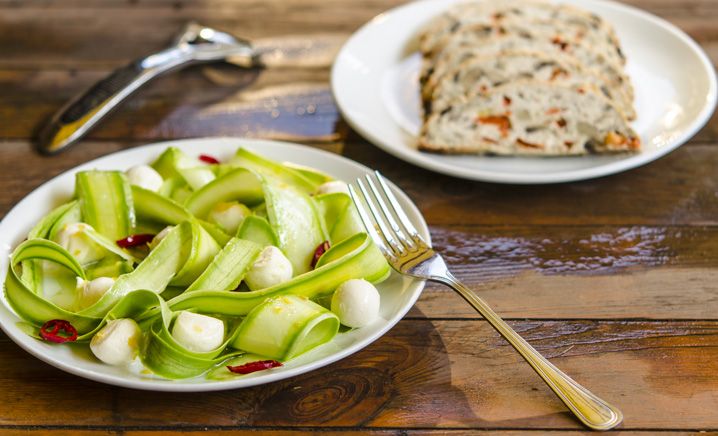 Insalata di zucchine e peperoni con nocciole