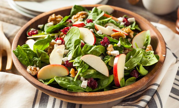 Insalata con mele, noci e uva passa