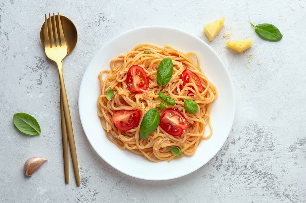 Spaghettoni datterino e pinoli