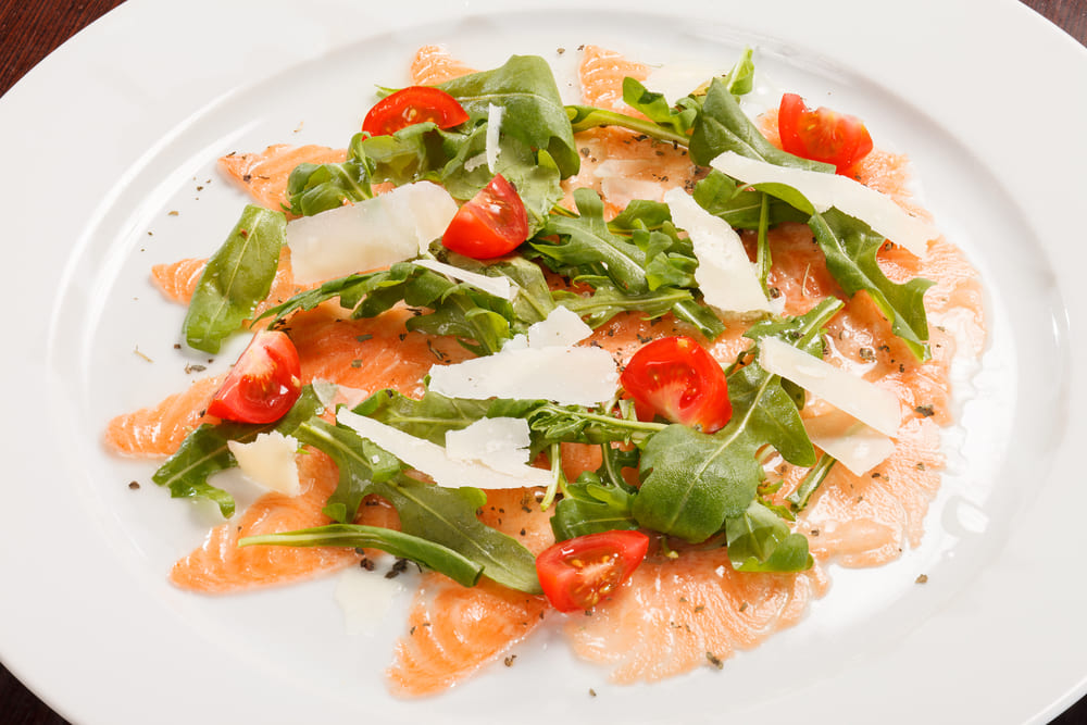 Carpaccio di salmone affumicato con scaglie di Parmigiano