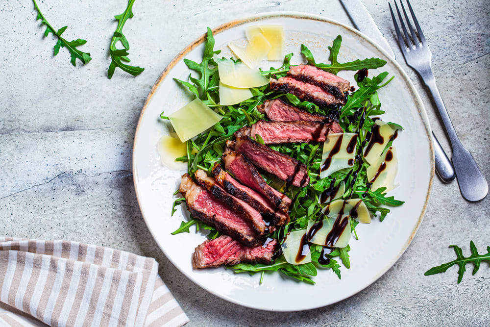 Tagliata di Fassone con rucola, pinoli e Parmigiano Reggiano