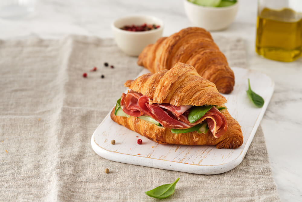 Cornettini di bresaola della Valtellina con mousse di caprino alle erbe spontanee