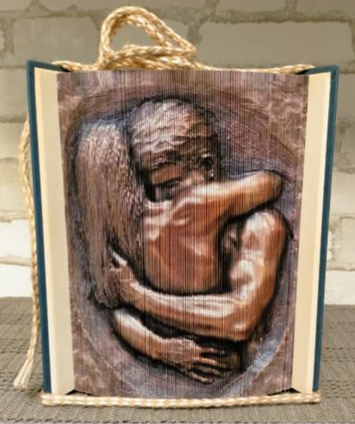 I libri scolpiti in mostra al Crai Extra di Forlì